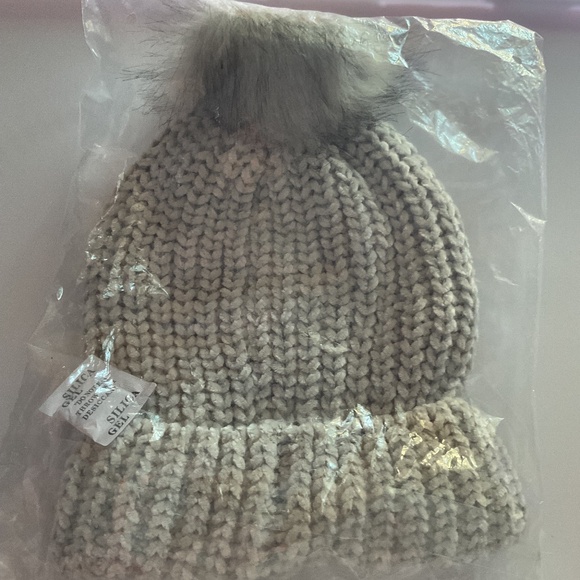 Jules Kane Light Grey Pom Beanie - Picture 1 of 3